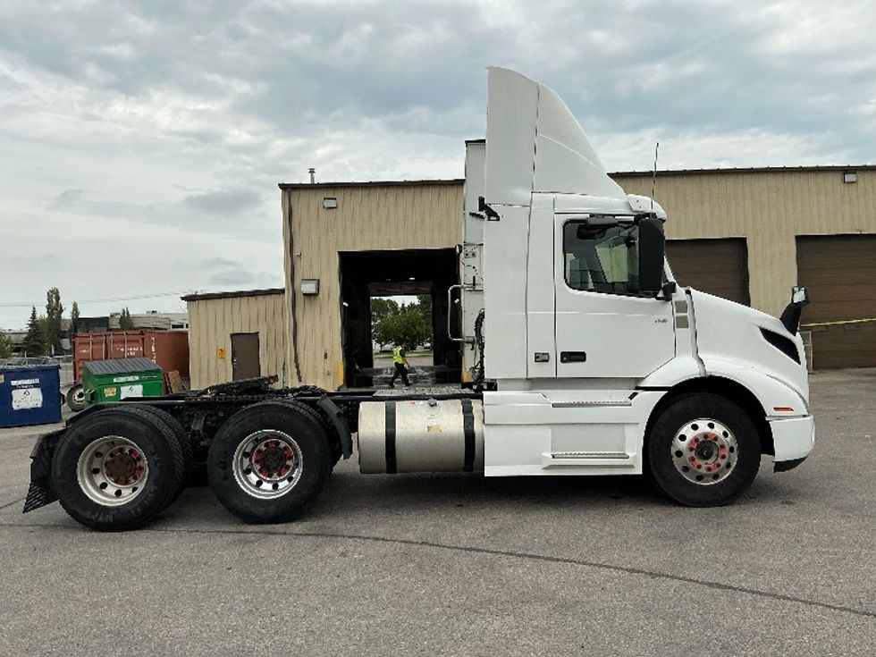 Day Cab Tractor-Heavy Duty Tractors-Volvo-2020-VNR64300-Calgary-AB-1,190,913\n\t\tkm-$ 28,750 - Image 4