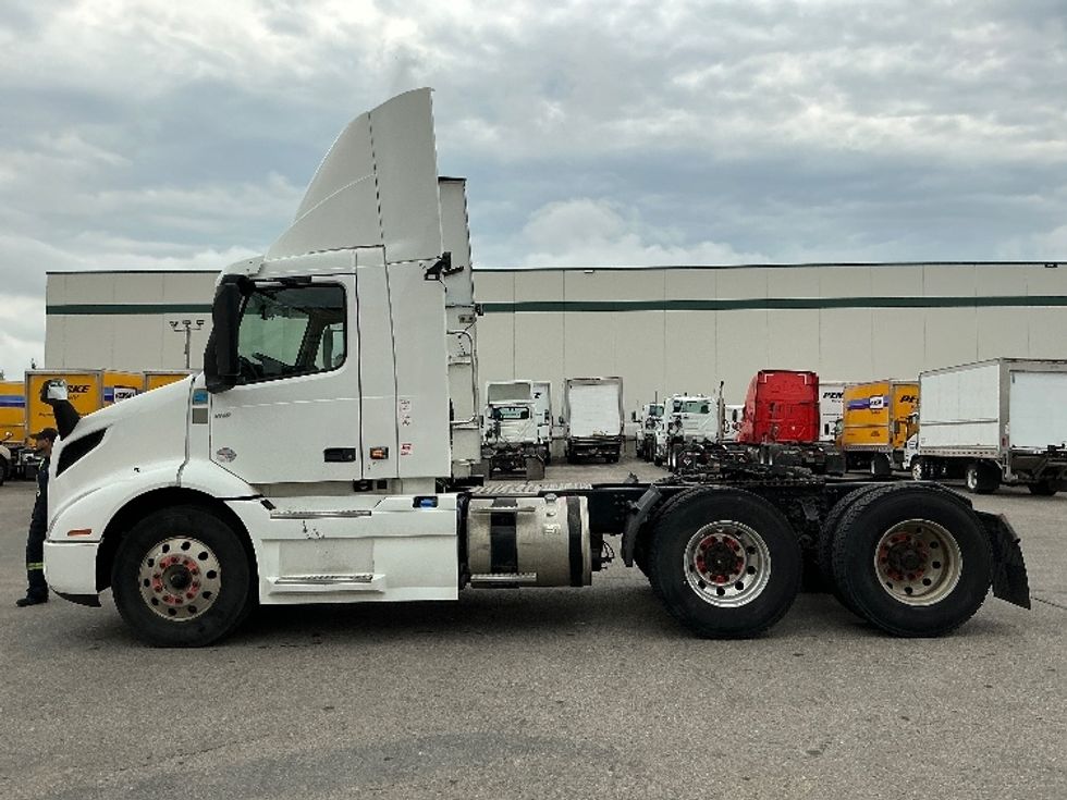 Day Cab Tractor-Heavy Duty Tractors-Volvo-2020-VNR64300-Calgary-AB-1,190,913\n\t\tkm-$ 28,750 - Image 8