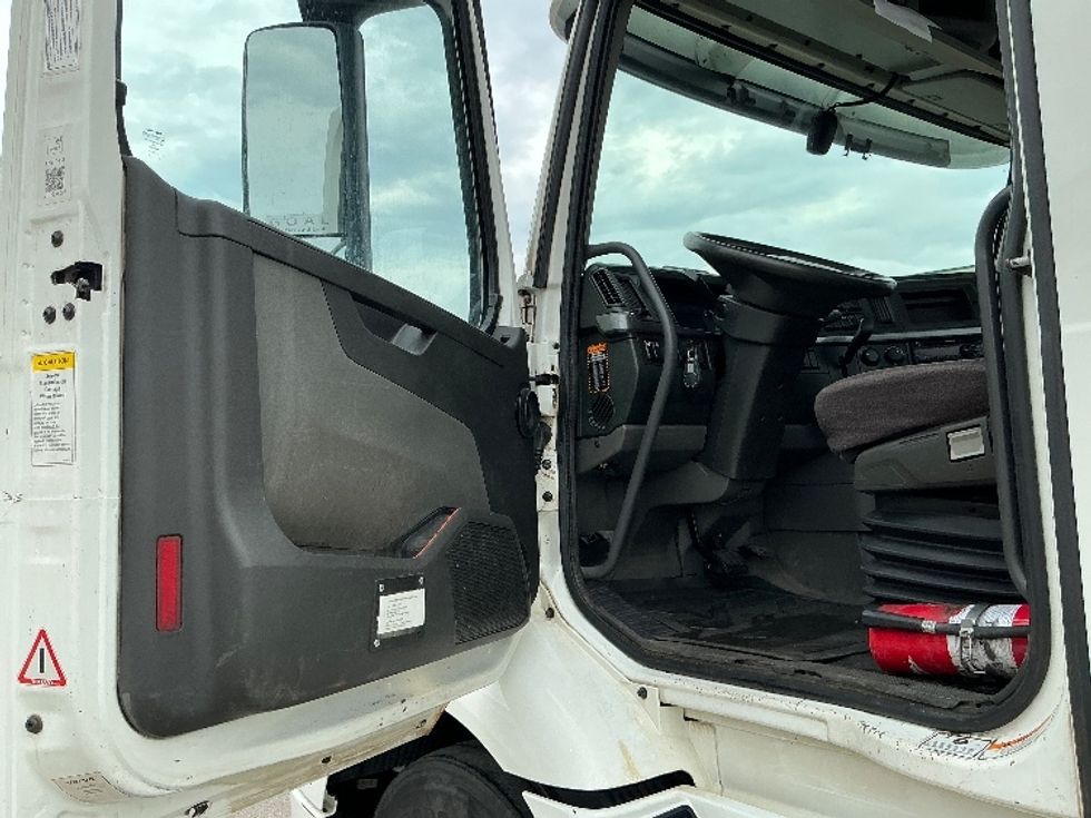 Day Cab Tractor-Heavy Duty Tractors-Volvo-2020-VNR64300-Calgary-AB-1,190,913\n\t\tkm-$ 28,750 - Image 9