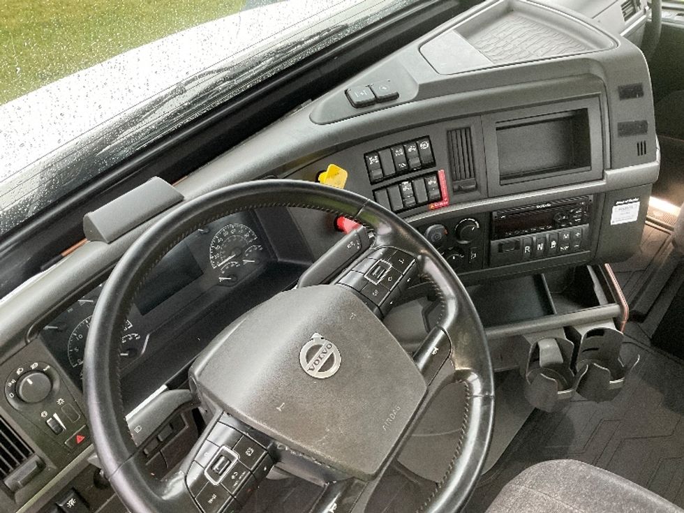 Day Cab Tractor-Heavy Duty Tractors-Volvo-2020-VNR64300-Canton-OH-469,595\n\t\tmiles-$ 37,500 - Image 10