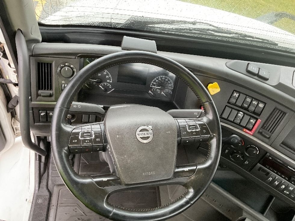 Day Cab Tractor-Heavy Duty Tractors-Volvo-2020-VNR64300-Canton-OH-469,595\n\t\tmiles-$ 37,500 - Image 11