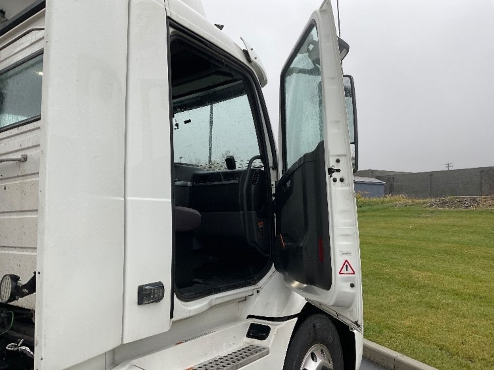 Day Cab Tractor-Heavy Duty Tractors-Volvo-2020-VNR64300-Canton-OH-469,595\n\t\tmiles-$ 37,500 - Image 12