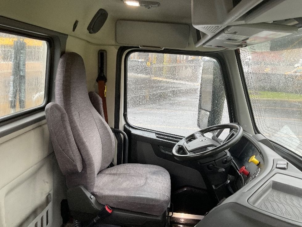 Day Cab Tractor-Heavy Duty Tractors-Volvo-2020-VNR64300-Canton-OH-469,595\n\t\tmiles-$ 37,500 - Image 14