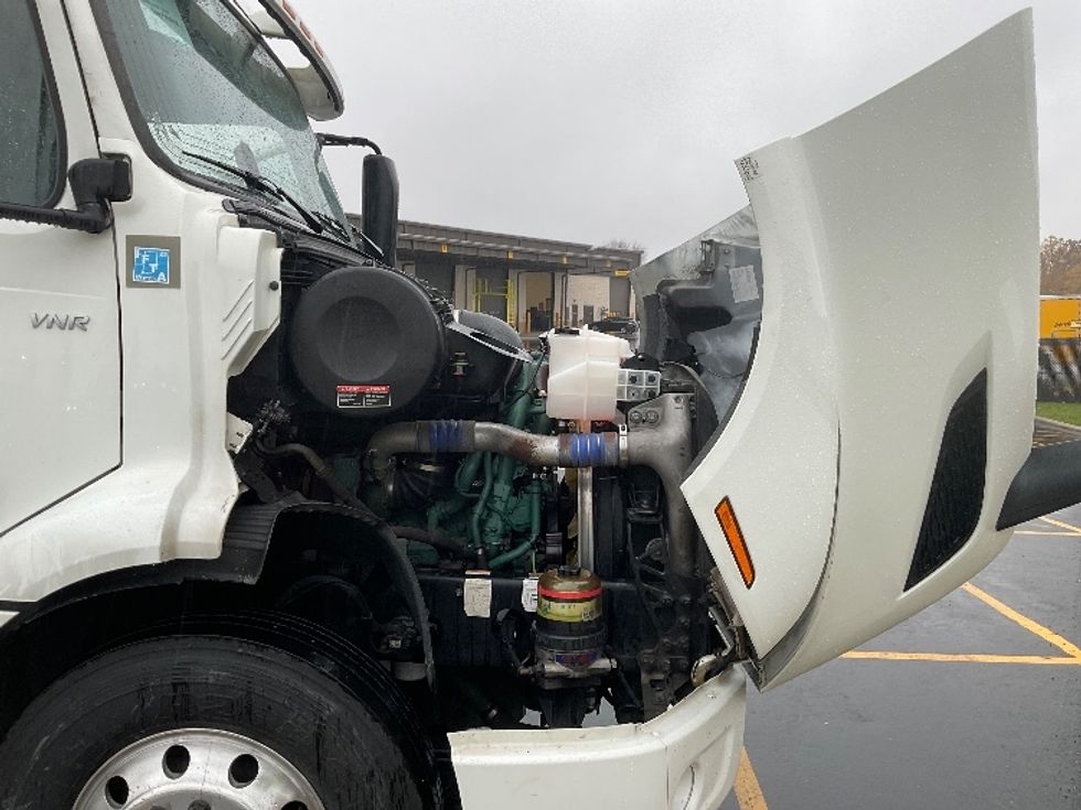 Day Cab Tractor-Heavy Duty Tractors-Volvo-2020-VNR64300-Canton-OH-469,595\n\t\tmiles-$ 37,500 - Image 15