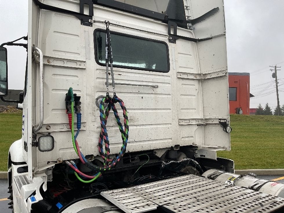 Day Cab Tractor-Heavy Duty Tractors-Volvo-2020-VNR64300-Canton-OH-469,595\n\t\tmiles-$ 37,500 - Image 19