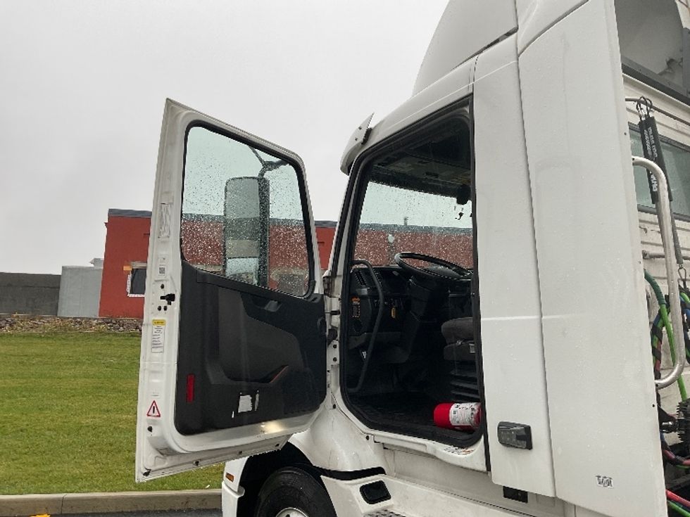 Day Cab Tractor-Heavy Duty Tractors-Volvo-2020-VNR64300-Canton-OH-469,595\n\t\tmiles-$ 37,500 - Image 9