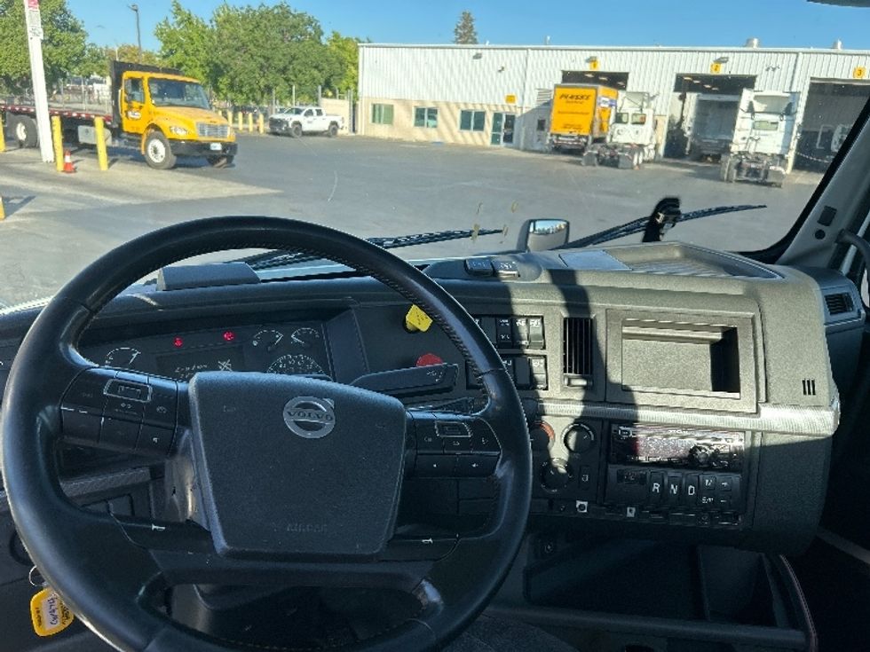 Day Cab Tractor-Heavy Duty Tractors-Volvo-2020-VNR64300-Ceres-CA-506,115\n\t\tmiles-$ 41,000 - Image 11