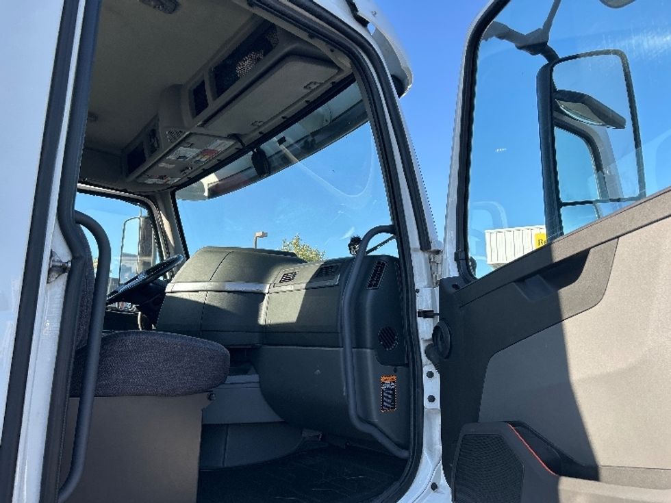 Day Cab Tractor-Heavy Duty Tractors-Volvo-2020-VNR64300-Ceres-CA-506,115\n\t\tmiles-$ 41,000 - Image 12