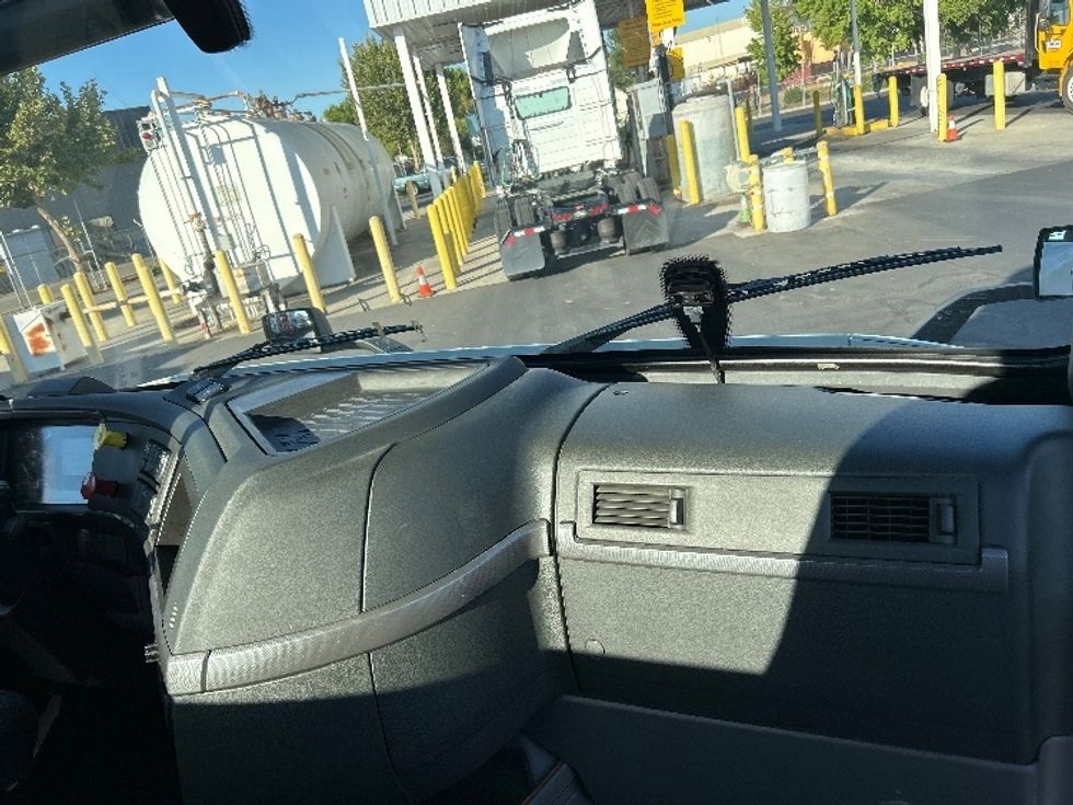 Day Cab Tractor-Heavy Duty Tractors-Volvo-2020-VNR64300-Ceres-CA-506,115\n\t\tmiles-$ 41,000 - Image 13