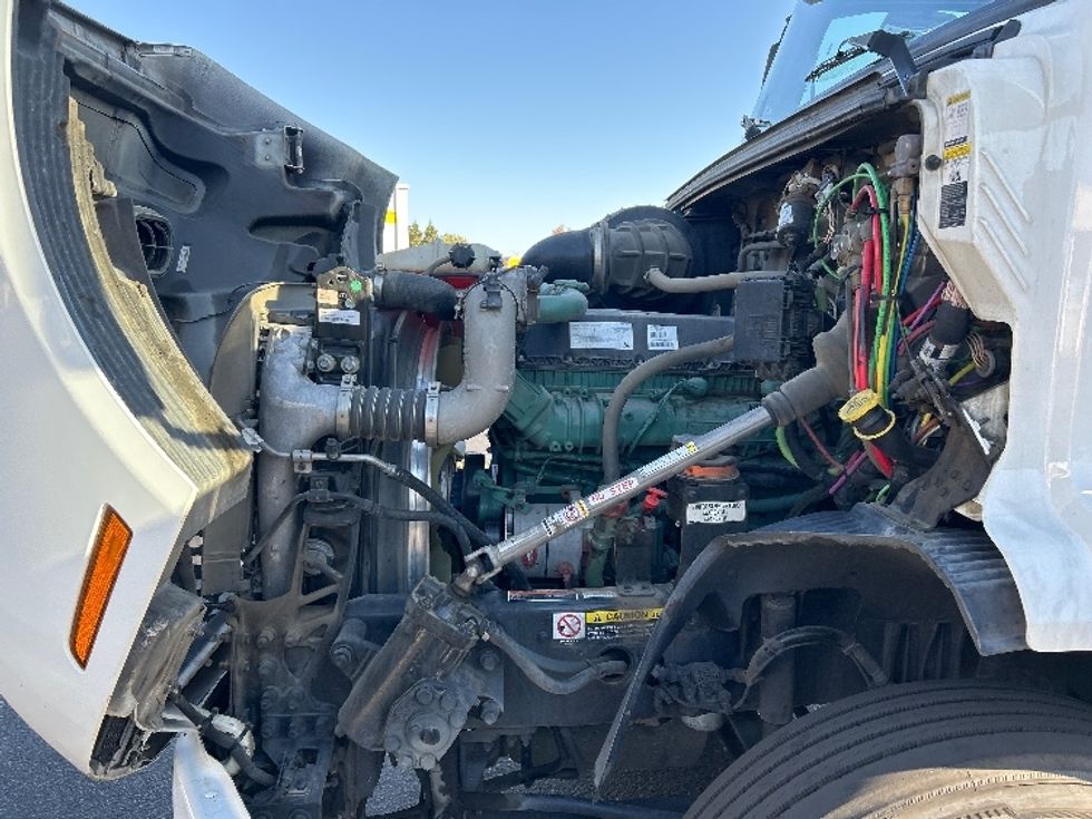 Day Cab Tractor-Heavy Duty Tractors-Volvo-2020-VNR64300-Ceres-CA-506,115\n\t\tmiles-$ 41,000 - Image 16