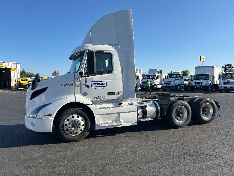 Day Cab Tractor-Heavy Duty Tractors-Volvo-2020-VNR64300-Ceres-CA-506,115\n\t\tmiles-$ 41,000 - Image 4