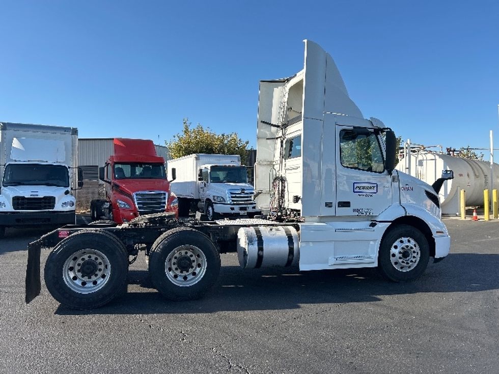 Day Cab Tractor-Heavy Duty Tractors-Volvo-2020-VNR64300-Ceres-CA-506,115\n\t\tmiles-$ 41,000 - Image 8