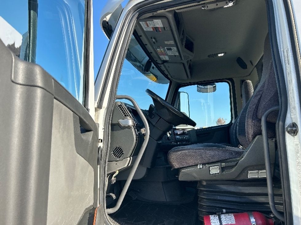 Day Cab Tractor-Heavy Duty Tractors-Volvo-2020-VNR64300-Ceres-CA-506,115\n\t\tmiles-$ 41,000 - Image 9