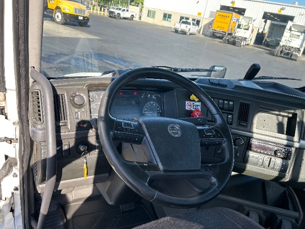 Day Cab Tractor-Heavy Duty Tractors-Volvo-2020-VNR64300-Ceres-CA-516,069\n\t\tmiles-$ 40,000 - Image 10