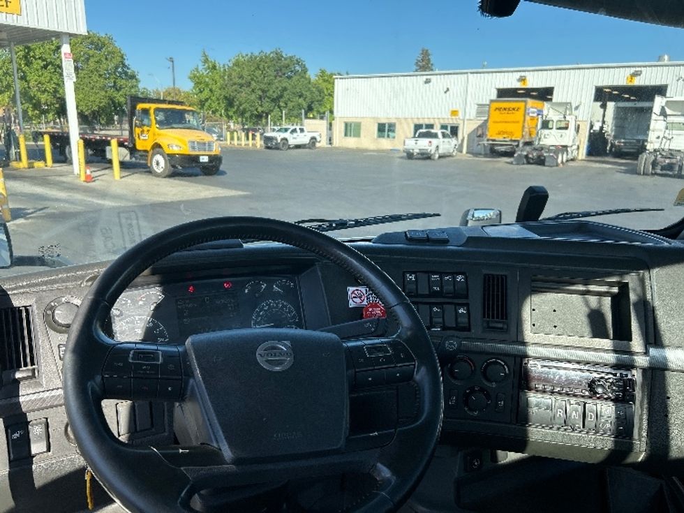 Day Cab Tractor-Heavy Duty Tractors-Volvo-2020-VNR64300-Ceres-CA-516,069\n\t\tmiles-$ 40,000 - Image 11