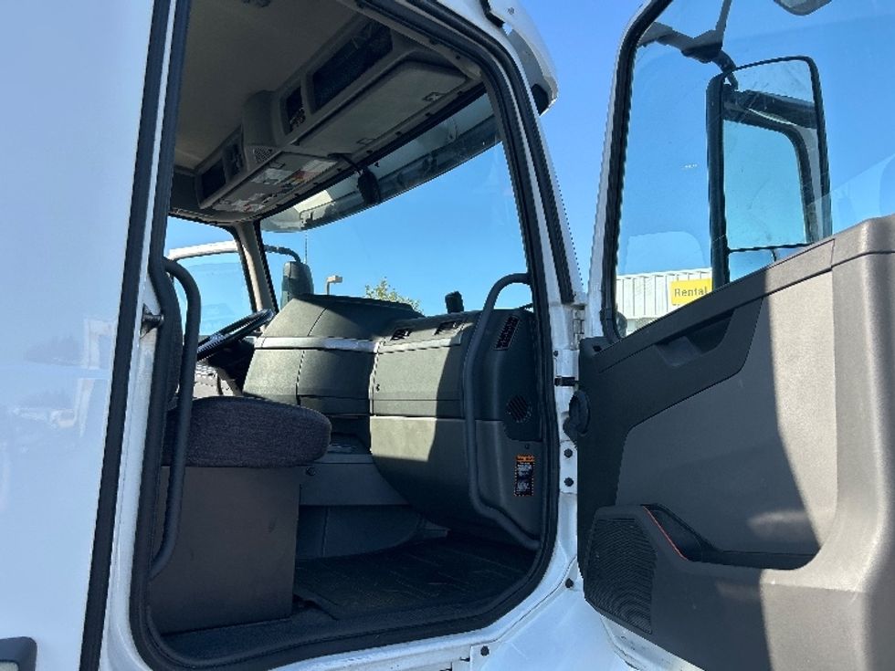 Day Cab Tractor-Heavy Duty Tractors-Volvo-2020-VNR64300-Ceres-CA-516,069\n\t\tmiles-$ 40,000 - Image 12