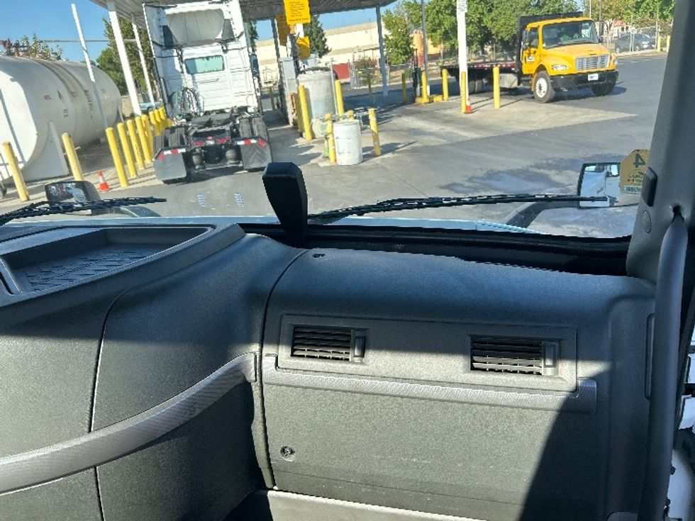 Day Cab Tractor-Heavy Duty Tractors-Volvo-2020-VNR64300-Ceres-CA-516,069\n\t\tmiles-$ 40,000 - Image 13