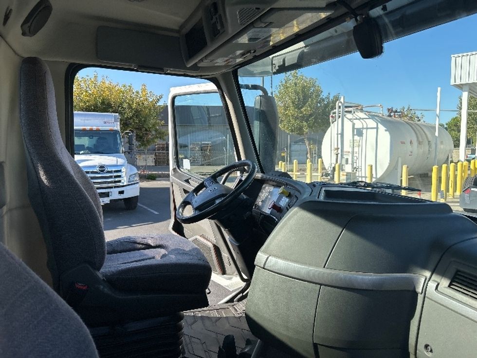 Day Cab Tractor-Heavy Duty Tractors-Volvo-2020-VNR64300-Ceres-CA-516,069\n\t\tmiles-$ 40,000 - Image 14