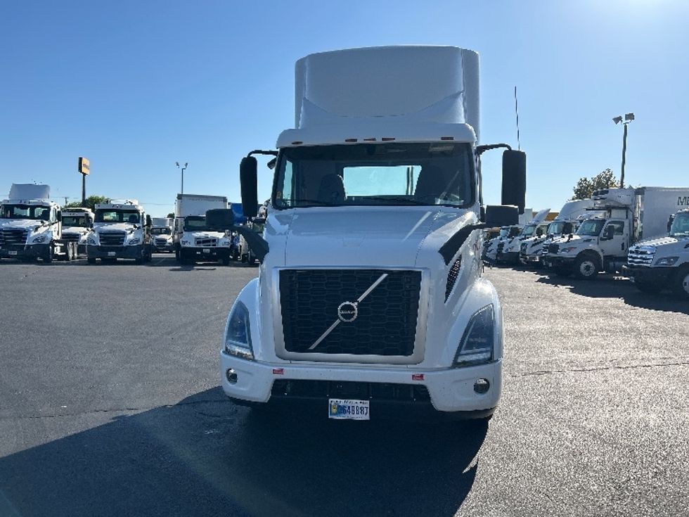 Day Cab Tractor-Heavy Duty Tractors-Volvo-2020-VNR64300-Ceres-CA-516,069\n\t\tmiles-$ 40,000 - Image 2