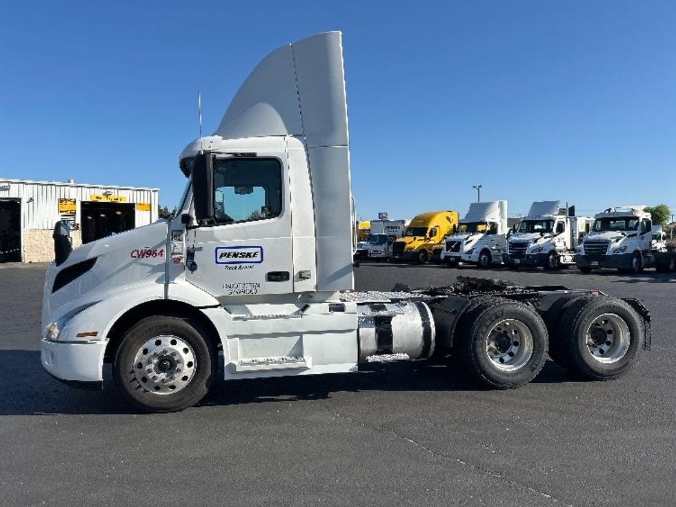 Day Cab Tractor-Heavy Duty Tractors-Volvo-2020-VNR64300-Ceres-CA-516,069\n\t\tmiles-$ 40,000 - Image 4