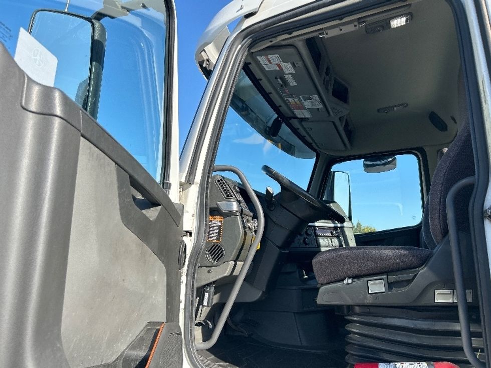 Day Cab Tractor-Heavy Duty Tractors-Volvo-2020-VNR64300-Ceres-CA-516,069\n\t\tmiles-$ 40,000 - Image 9