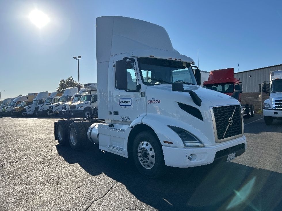 Day Cab Tractor-Heavy Duty Tractors-Volvo-2020-VNR64300-Ceres-CA-527,419\n\t\tmiles-$ 37,250 - Image 1