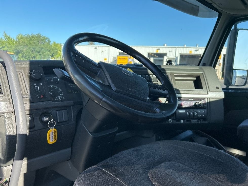 Day Cab Tractor-Heavy Duty Tractors-Volvo-2020-VNR64300-Ceres-CA-527,419\n\t\tmiles-$ 37,250 - Image 10