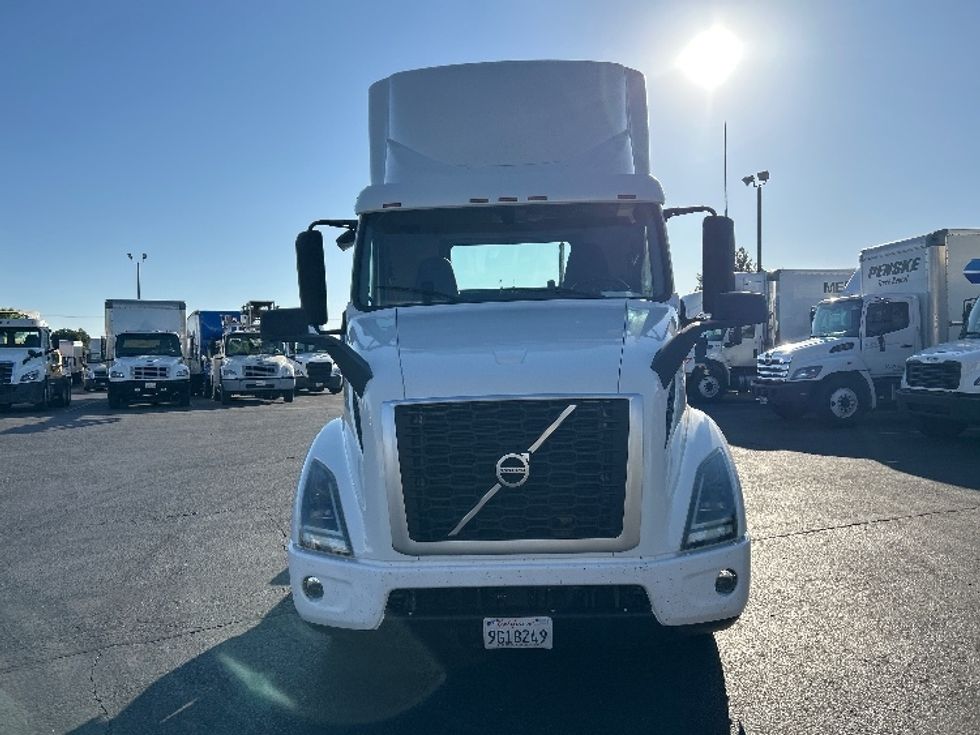 Day Cab Tractor-Heavy Duty Tractors-Volvo-2020-VNR64300-Ceres-CA-527,419\n\t\tmiles-$ 37,250 - Image 2