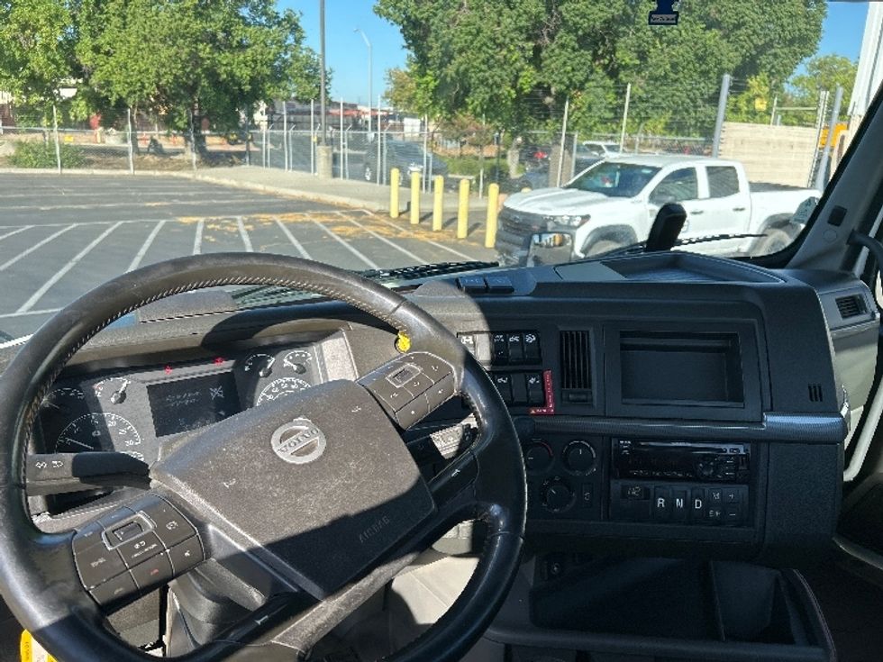 Day Cab Tractor-Heavy Duty Tractors-Volvo-2020-VNR64300-Ceres-CA-548,044\n\t\tmiles-$ 37,250 - Image 11