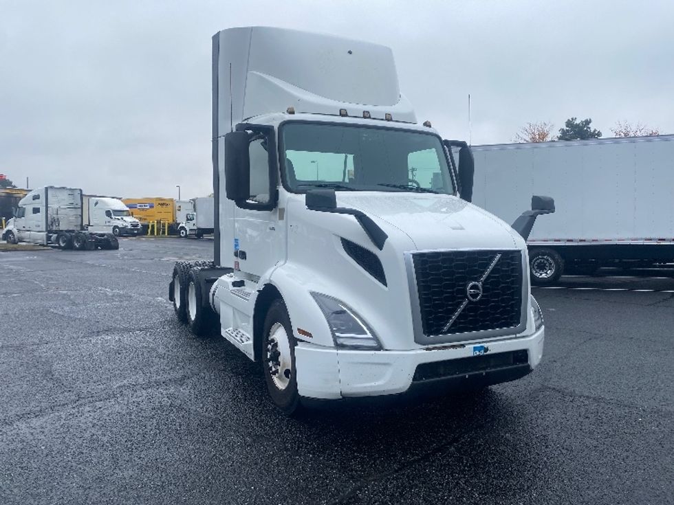 Day Cab Tractor-Heavy Duty Tractors-Volvo-2020-VNR64300-Charlotte-NC-335,643\n\t\tmiles-$ 63,000 - Image 1