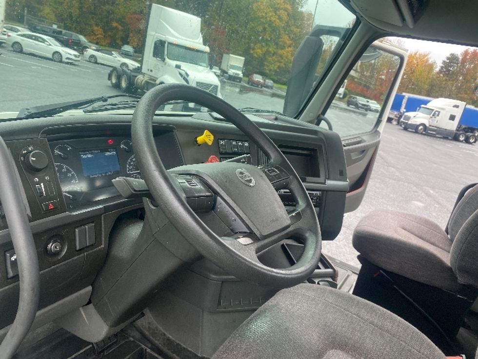 Day Cab Tractor-Heavy Duty Tractors-Volvo-2020-VNR64300-Charlotte-NC-335,643\n\t\tmiles-$ 63,000 - Image 10