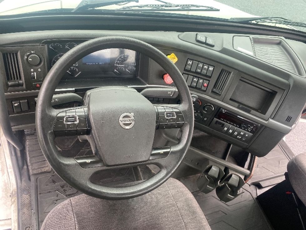 Day Cab Tractor-Heavy Duty Tractors-Volvo-2020-VNR64300-Charlotte-NC-335,643\n\t\tmiles-$ 63,000 - Image 11