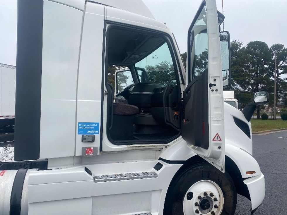 Day Cab Tractor-Heavy Duty Tractors-Volvo-2020-VNR64300-Charlotte-NC-335,643\n\t\tmiles-$ 63,000 - Image 12