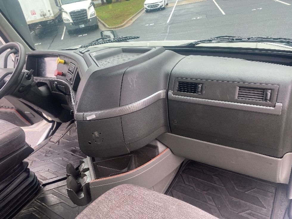 Day Cab Tractor-Heavy Duty Tractors-Volvo-2020-VNR64300-Charlotte-NC-335,643\n\t\tmiles-$ 63,000 - Image 13