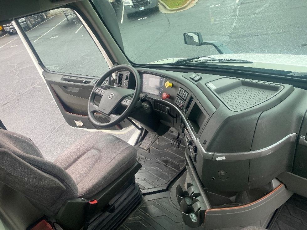 Day Cab Tractor-Heavy Duty Tractors-Volvo-2020-VNR64300-Charlotte-NC-335,643\n\t\tmiles-$ 63,000 - Image 14