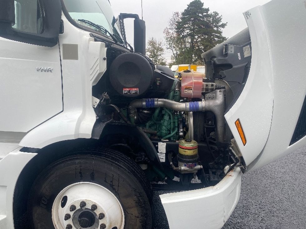 Day Cab Tractor-Heavy Duty Tractors-Volvo-2020-VNR64300-Charlotte-NC-335,643\n\t\tmiles-$ 63,000 - Image 15