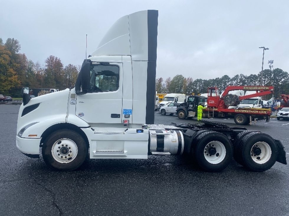 Day Cab Tractor-Heavy Duty Tractors-Volvo-2020-VNR64300-Charlotte-NC-335,643\n\t\tmiles-$ 63,000 - Image 4