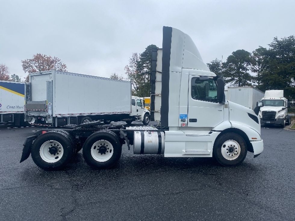 Day Cab Tractor-Heavy Duty Tractors-Volvo-2020-VNR64300-Charlotte-NC-335,643\n\t\tmiles-$ 63,000 - Image 8