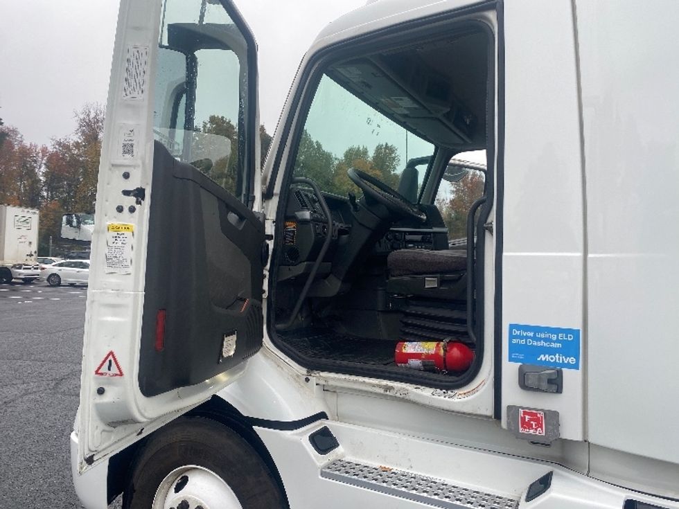 Day Cab Tractor-Heavy Duty Tractors-Volvo-2020-VNR64300-Charlotte-NC-335,643\n\t\tmiles-$ 63,000 - Image 9