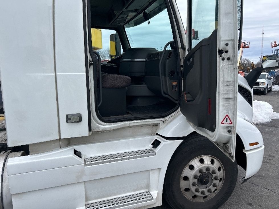 Day Cab Tractor-Heavy Duty Tractors-Volvo-2020-VNR64300-Chicopee-MA-424,857\n\t\tmiles-$ 37,500 - Image 11