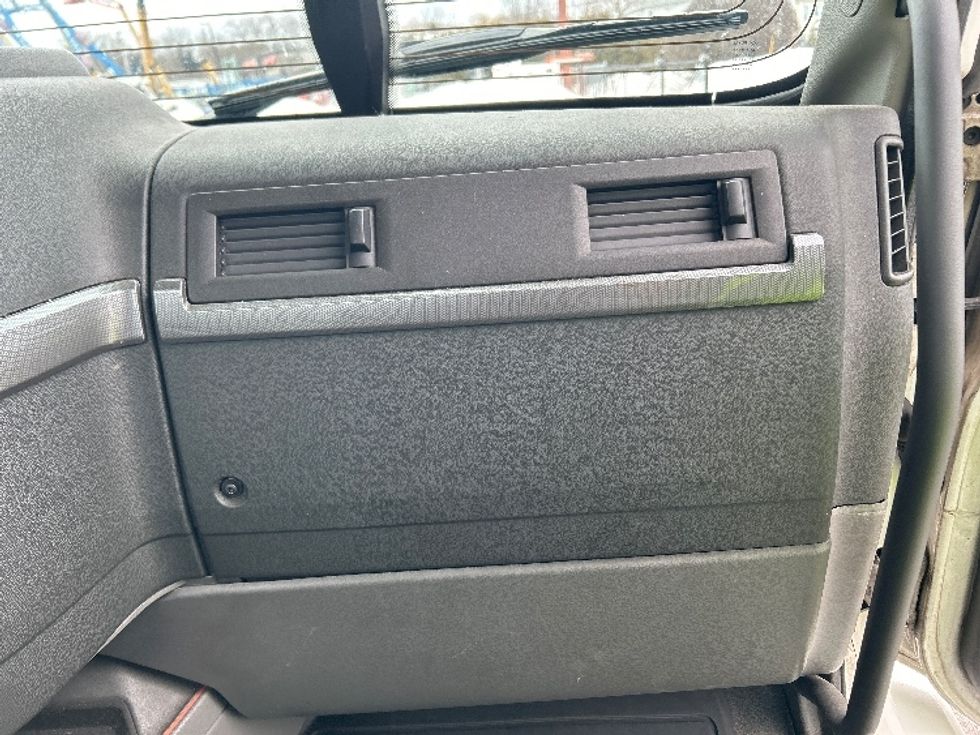 Day Cab Tractor-Heavy Duty Tractors-Volvo-2020-VNR64300-Chicopee-MA-424,857\n\t\tmiles-$ 37,500 - Image 12