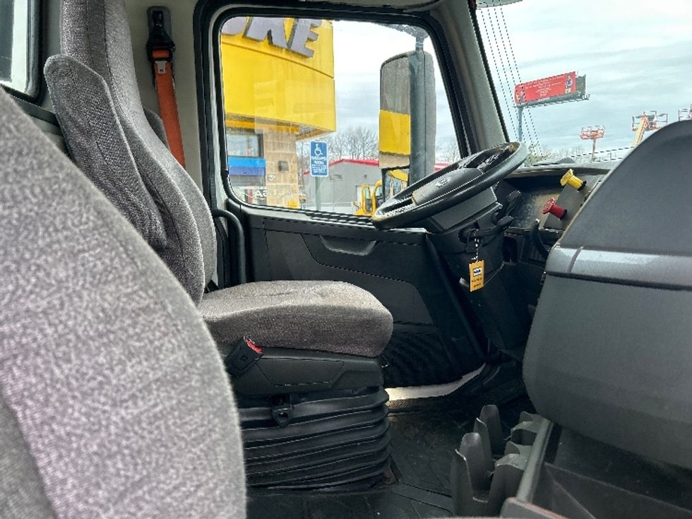Day Cab Tractor-Heavy Duty Tractors-Volvo-2020-VNR64300-Chicopee-MA-424,857\n\t\tmiles-$ 37,500 - Image 13