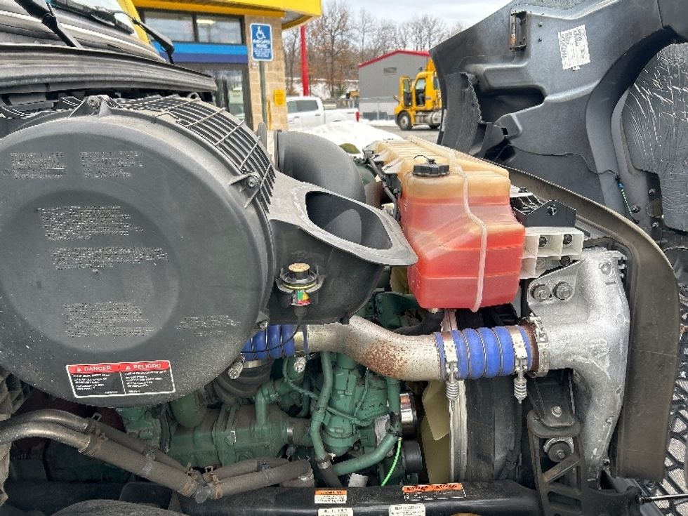 Day Cab Tractor-Heavy Duty Tractors-Volvo-2020-VNR64300-Chicopee-MA-424,857\n\t\tmiles-$ 37,500 - Image 14