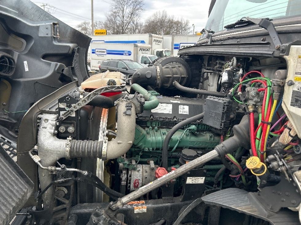 Day Cab Tractor-Heavy Duty Tractors-Volvo-2020-VNR64300-Chicopee-MA-424,857\n\t\tmiles-$ 37,500 - Image 15