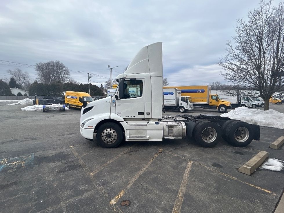 Day Cab Tractor-Heavy Duty Tractors-Volvo-2020-VNR64300-Chicopee-MA-424,857\n\t\tmiles-$ 37,500 - Image 4