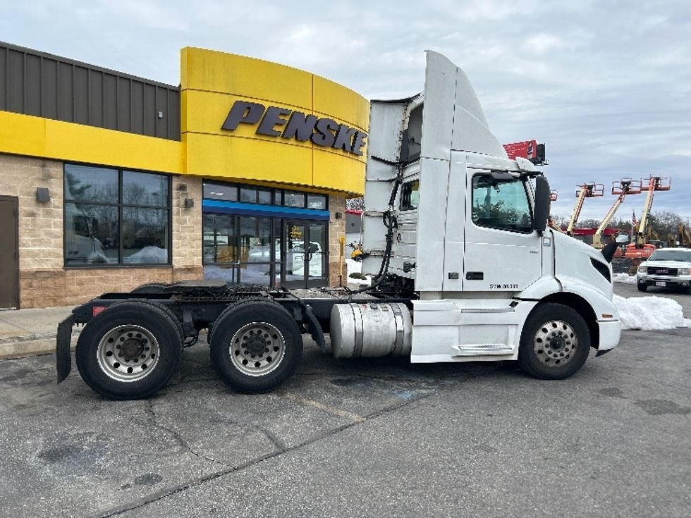Day Cab Tractor-Heavy Duty Tractors-Volvo-2020-VNR64300-Chicopee-MA-424,857\n\t\tmiles-$ 37,500 - Image 8