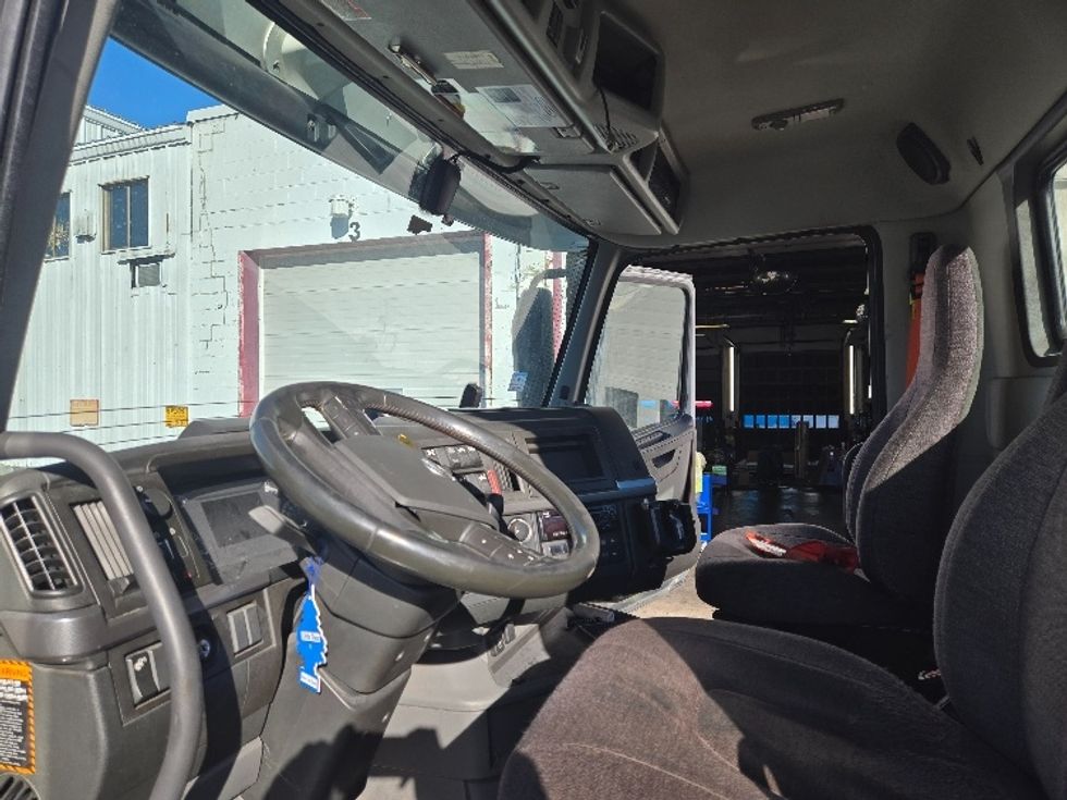 Day Cab Tractor-Heavy Duty Tractors-Volvo-2020-VNR64300-Chicopee-MA-431,906\n\t\tmiles-$ 38,250 - Image 10