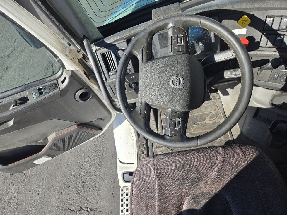 Day Cab Tractor-Heavy Duty Tractors-Volvo-2020-VNR64300-Chicopee-MA-431,906\n\t\tmiles-$ 38,250 - Image 11