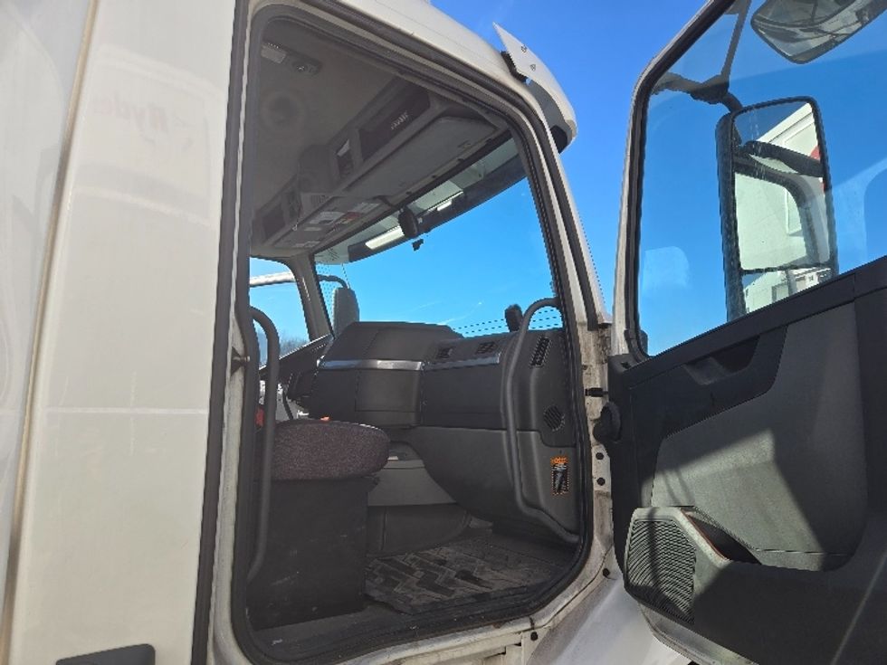 Day Cab Tractor-Heavy Duty Tractors-Volvo-2020-VNR64300-Chicopee-MA-431,906\n\t\tmiles-$ 38,250 - Image 12