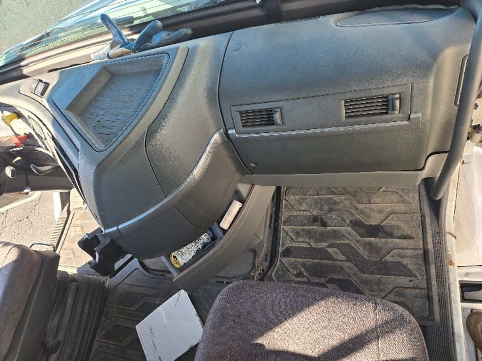 Day Cab Tractor-Heavy Duty Tractors-Volvo-2020-VNR64300-Chicopee-MA-431,906\n\t\tmiles-$ 38,250 - Image 13